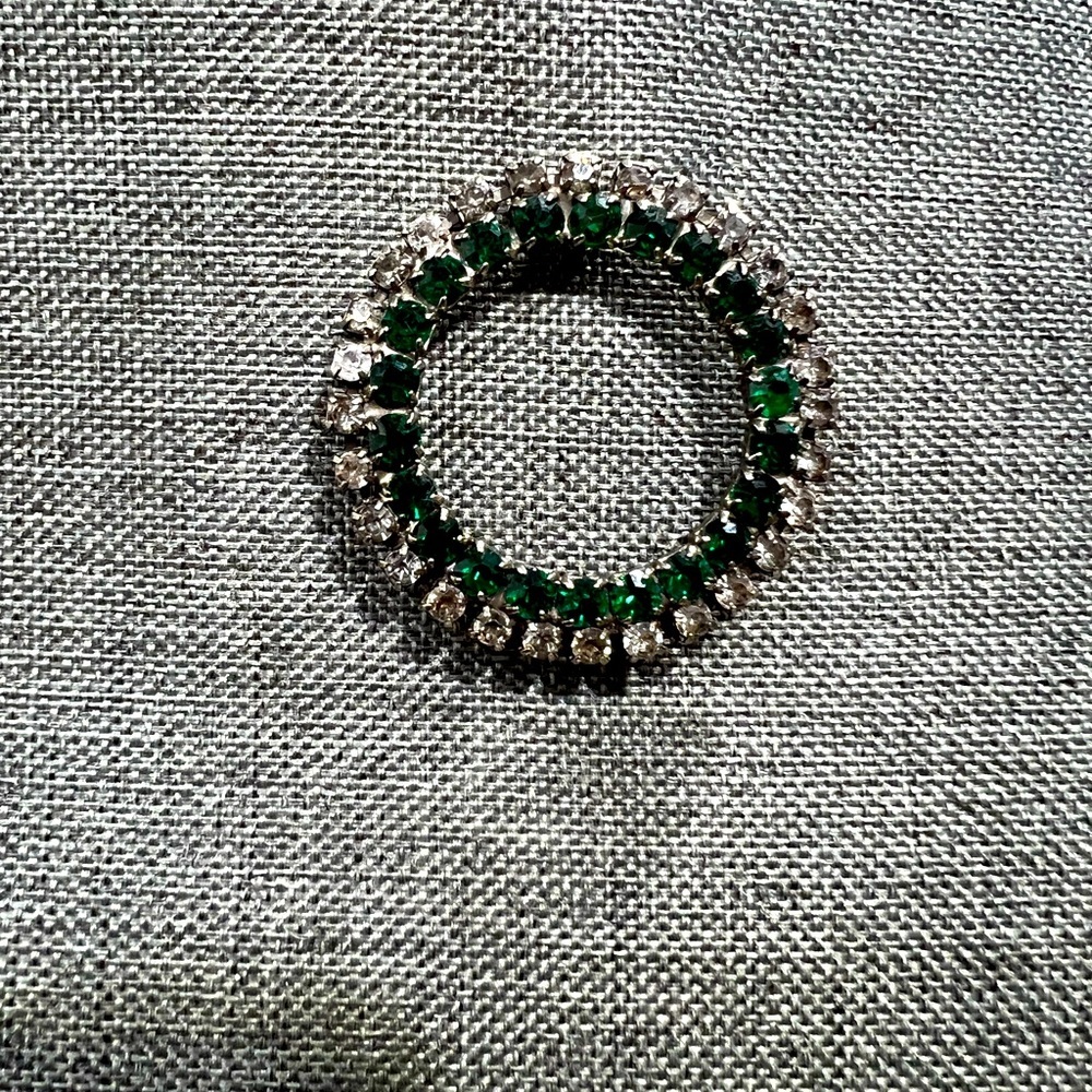 Costume jewelry Pendant Emerald Green Center And Diamonds on the Outer Ring☑️